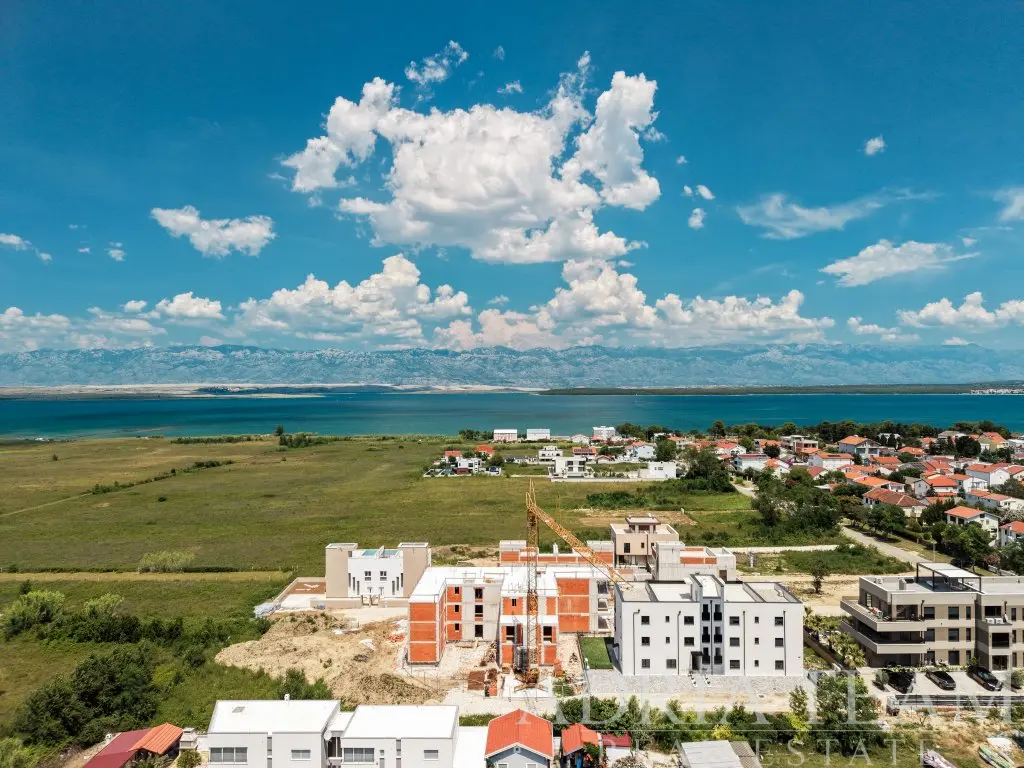 MODERNÍ APARTMÁN 3+KK S KRYTOU TERASOU V NOVOSTAVBĚ – PRIVLAKA, SABUNIKE