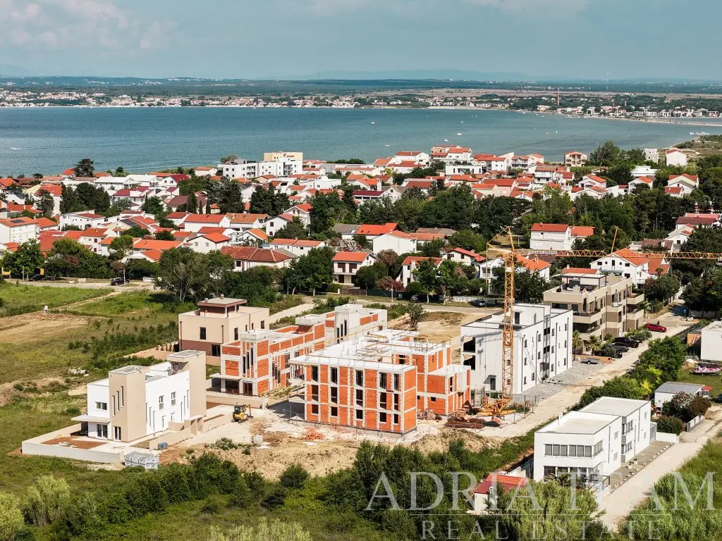 MODERNÍ APARTMÁN 3+KK S LODŽIÍ A DVĚMA PARKOVACÍMI MÍSTY V NOVOSTAVBĚ – PRIVLAKA, SABUNIKE