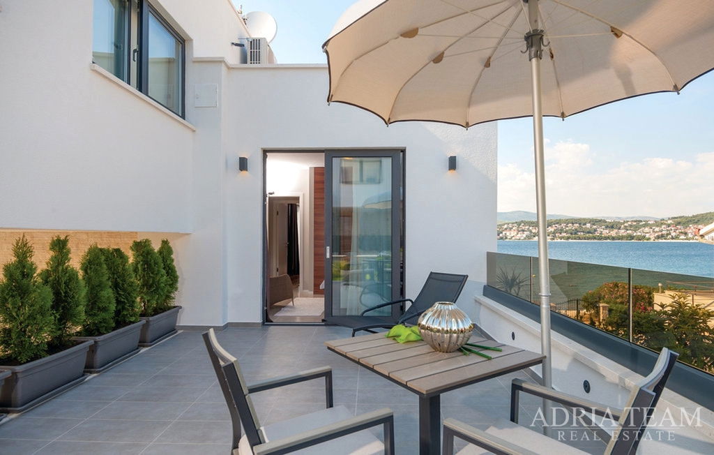 LUXUSNÍ VILA S VNITŘNÍM A VENKOVNÍM BAZÉNEM – 2. ŘADA OD MOŘE – OKRUG GORNJI
