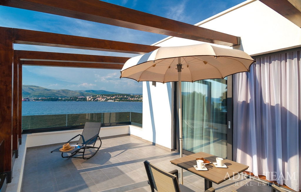 LUXUSNÍ VILA S VNITŘNÍM A VENKOVNÍM BAZÉNEM – 2. ŘADA OD MOŘE – OKRUG GORNJI