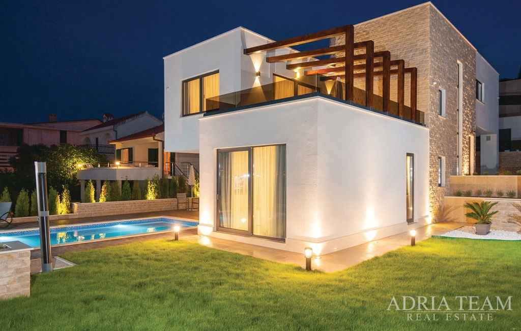 LUXUSNÍ VILA S VNITŘNÍM A VENKOVNÍM BAZÉNEM – 2. ŘADA OD MOŘE – OKRUG GORNJI