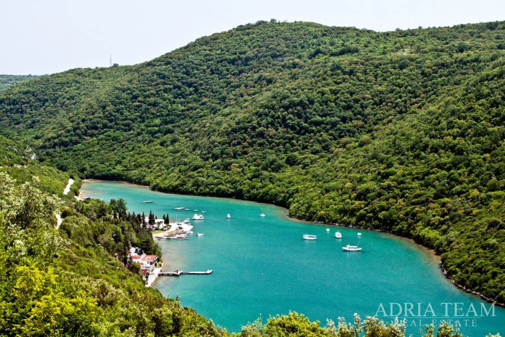 ZEMĚDĚLSKÝ POZEMEK VHODNÝ PRO TURISTIKU – OKOLÍ ROVINJE (KANFANAR)
