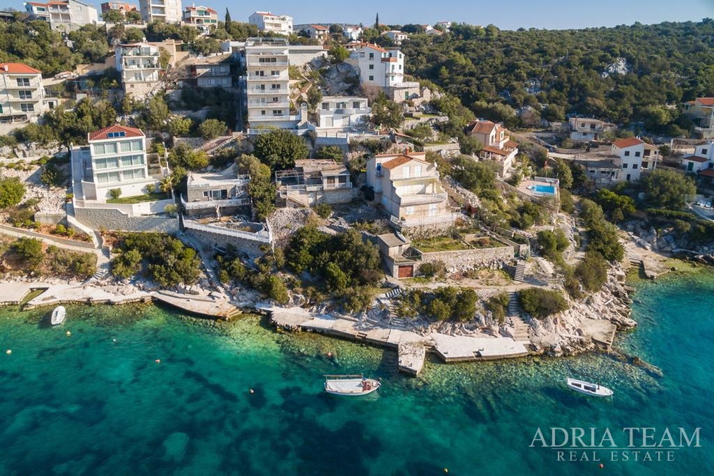 APARTMÁNOVÝ DŮM S PANORAMATICKÝM VÝHLEDEM NA MOŘE – VINIŠĆE, OKOLÍ TROGIRU