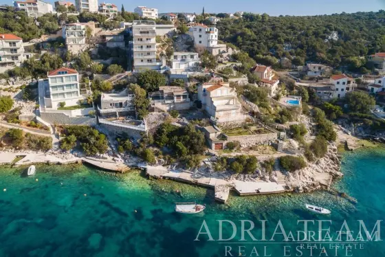 APARTMÁNOVÝ DŮM S PANORAMATICKÝM VÝHLEDEM NA MOŘE – VINIŠĆE, OKOLÍ TROGIRU nemovitost na prodej