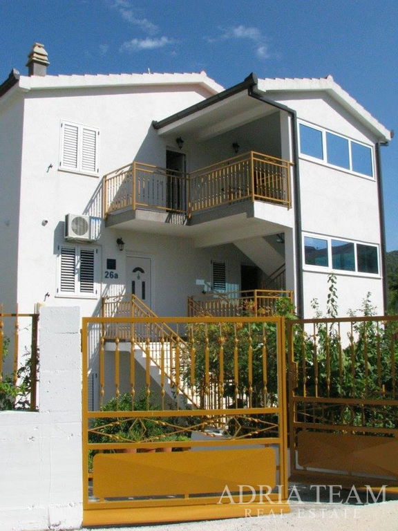 APARTMÁNOVÝ DŮM S 5 APARTMÁNY – 70 M OD MOŘE – VINIŠĆE, OKOLÍ TROGIRU