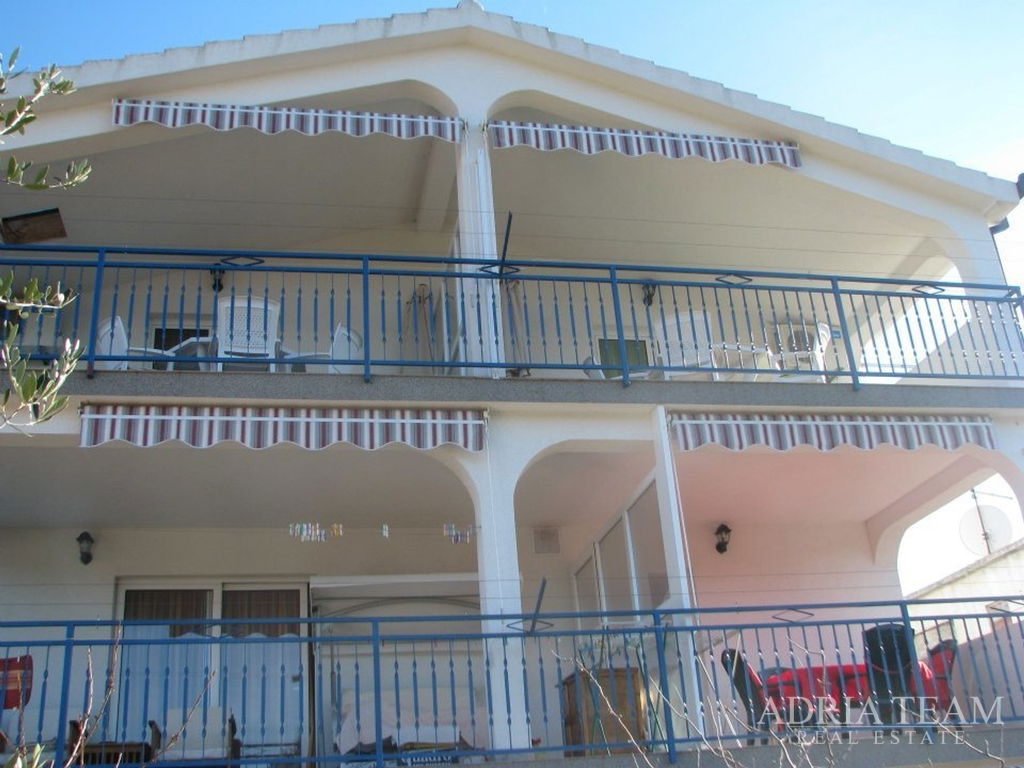 APARTMÁNOVÝ DŮM S 5 APARTMÁNY – 70 M OD MOŘE – VINIŠĆE, OKOLÍ TROGIRU