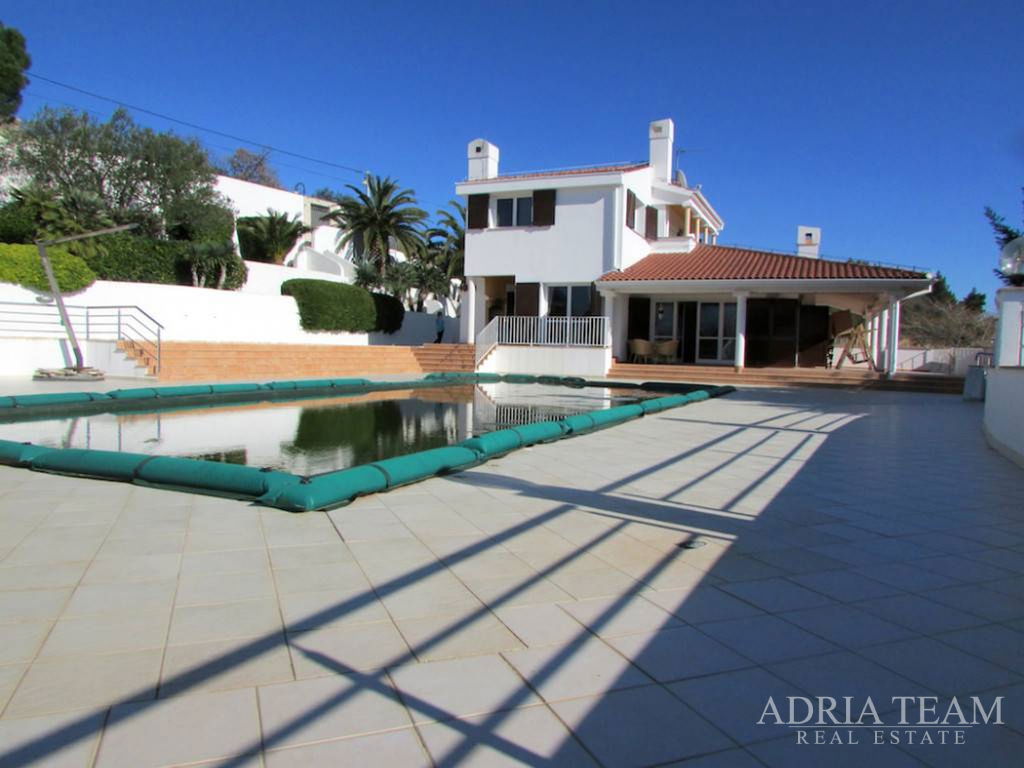 LUXUSNÍ VILA S BAZÉNEM – RAŽANAC