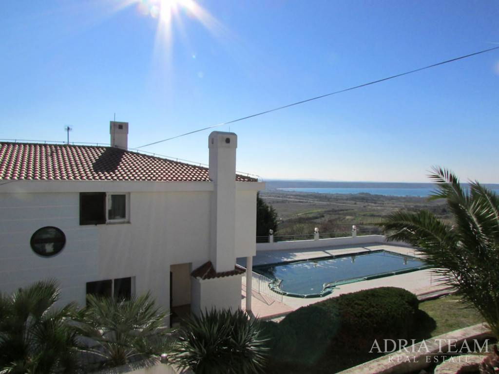 LUXUSNÍ VILA S BAZÉNEM – RAŽANAC