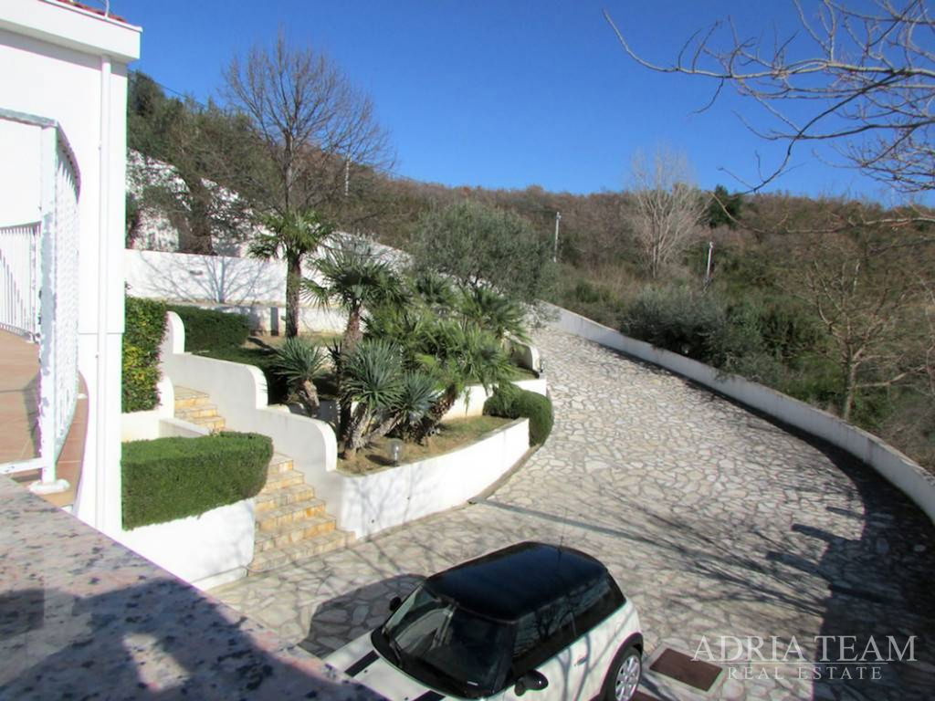 LUXUSNÍ VILA S BAZÉNEM – RAŽANAC