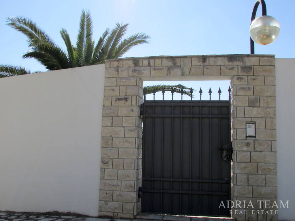 LUXUSNÍ VILA S BAZÉNEM – RAŽANAC