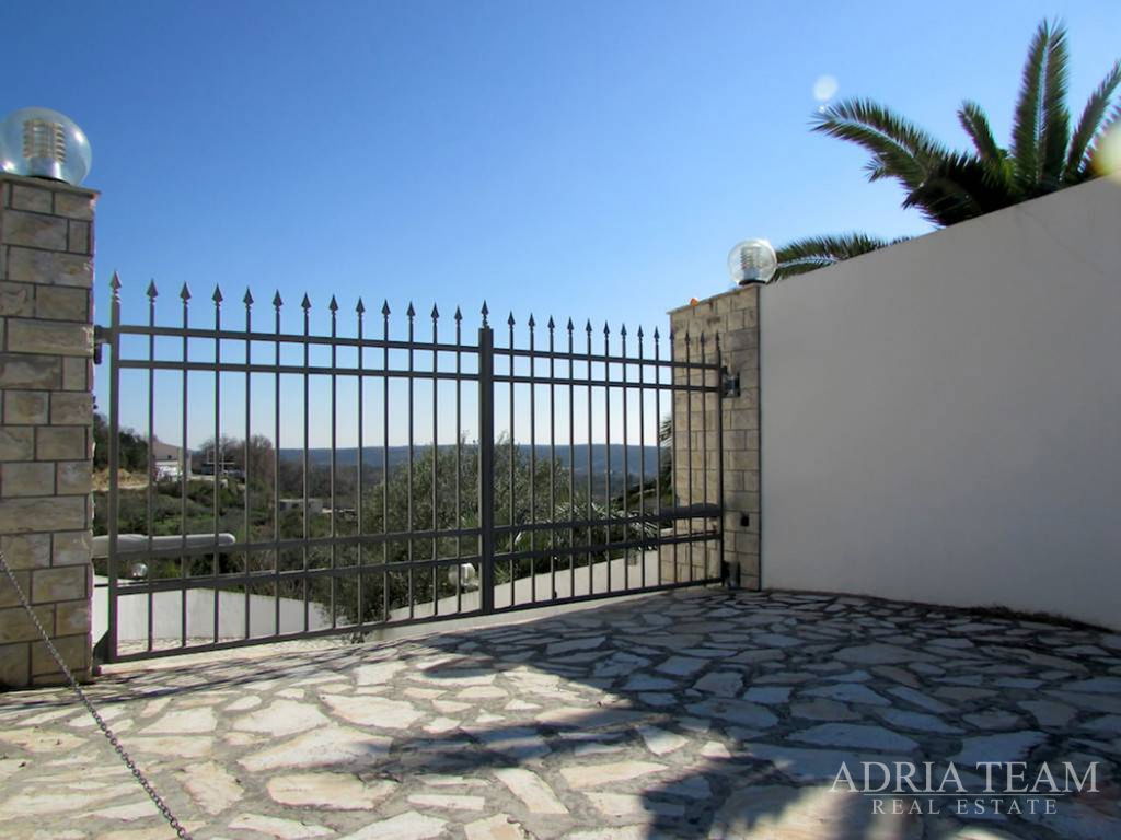 LUXUSNÍ VILA S BAZÉNEM – RAŽANAC