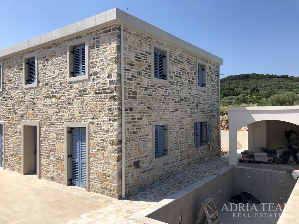 LUXUSNÍ KAMENNÁ VILA S BAZÉNEM – PAŠMAN