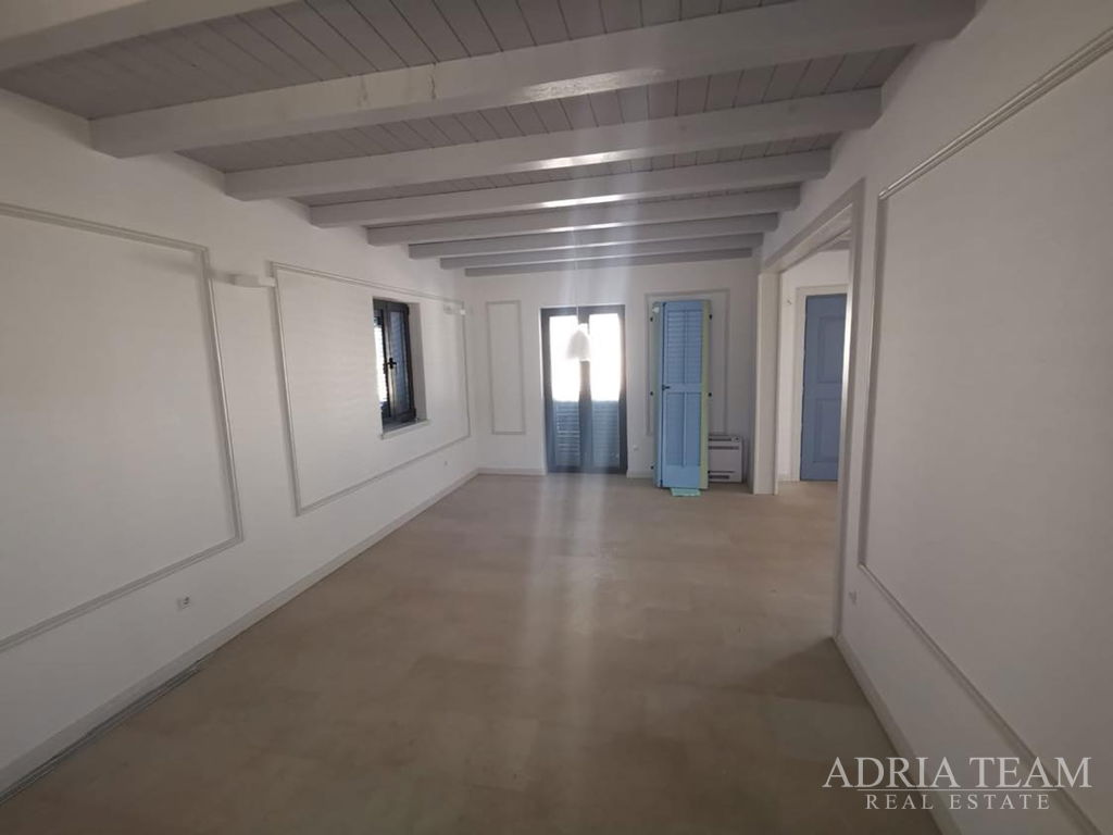 LUXUSNÍ KAMENNÁ VILA S BAZÉNEM – PAŠMAN