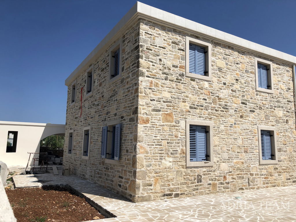 LUXUSNÍ KAMENNÁ VILA S BAZÉNEM – PAŠMAN