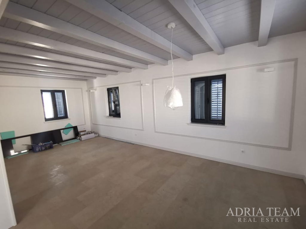 LUXUSNÍ KAMENNÁ VILA S BAZÉNEM – PAŠMAN