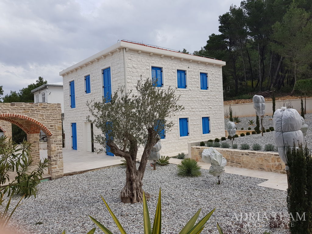 LUXUSNÍ KAMENNÁ VILA S BAZÉNEM – PAŠMAN