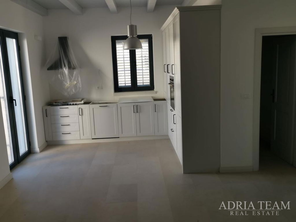 LUXUSNÍ KAMENNÁ VILA S BAZÉNEM – PAŠMAN