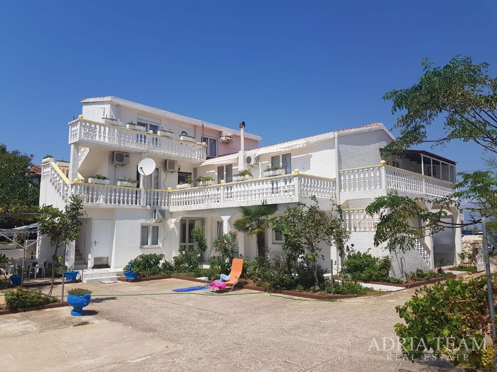 APARTMÁNOVÝ DŮM S VÝHLEDEM NA MOŘE – VIR