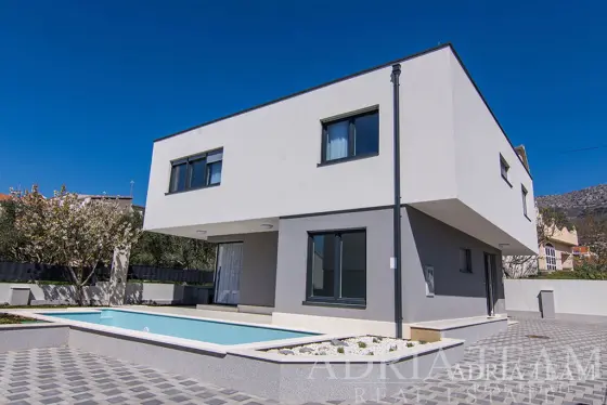 MODERNÍ LUXUSNÍ RODINNÁ VILA 1 -  202 m² – 300 M OD MOŘE – KAŠTEL KAMBELOVAC nemovitost na prodej