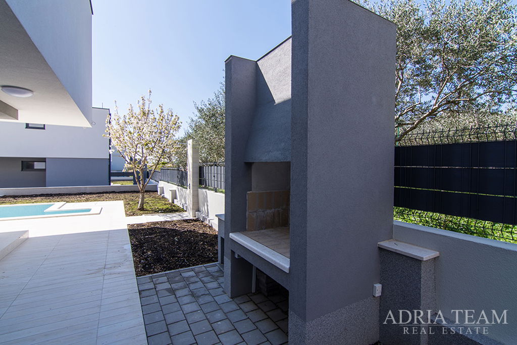 MODERNÍ LUXUSNÍ RODINNÁ VILA 1 -  202 m² – 300 M OD MOŘE – KAŠTEL KAMBELOVAC