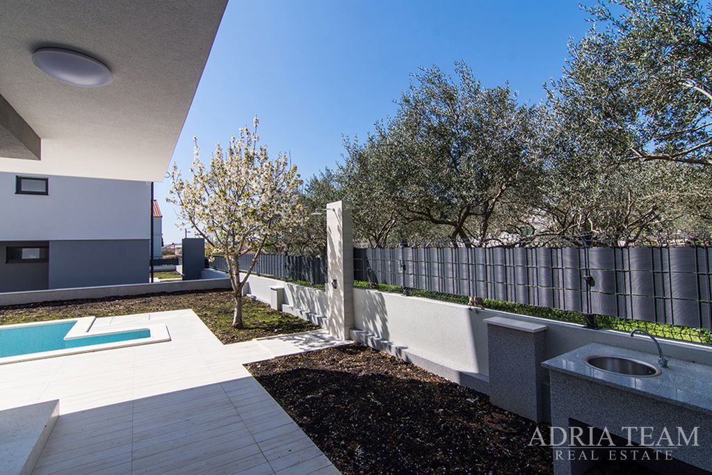 MODERNÍ LUXUSNÍ RODINNÁ VILA 1 -  202 m² – 300 M OD MOŘE – KAŠTEL KAMBELOVAC