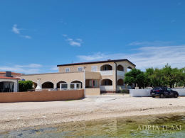 SAMOSTATNĚ STOJÍCÍ DŮM S 5 APARTMÁNY – BLÍZKO MOŘE A PLÁŽE – VIR nemovitost na prodej