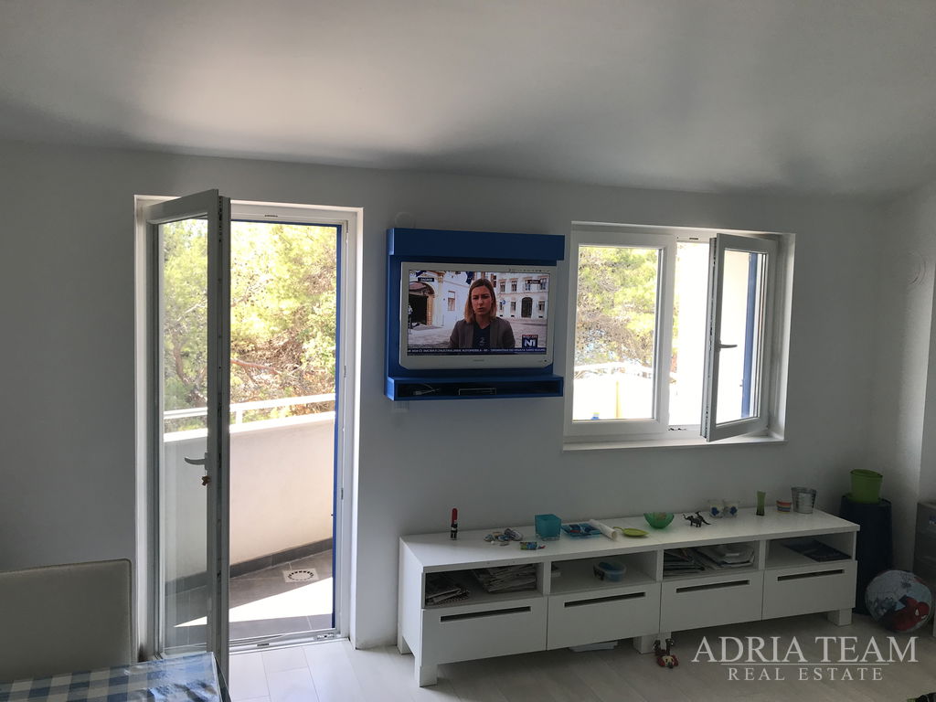 DVOUPOKOJOVÝ APARTMÁN 35 M OD MOŘE S VÝHLEDEM – VERUNIĆ, DUGI OTOK