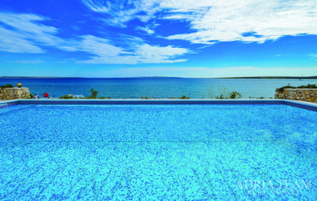 LUXUSNÍ VILA, 5 m OD MOŘE – KOŠLJUN, PAG
