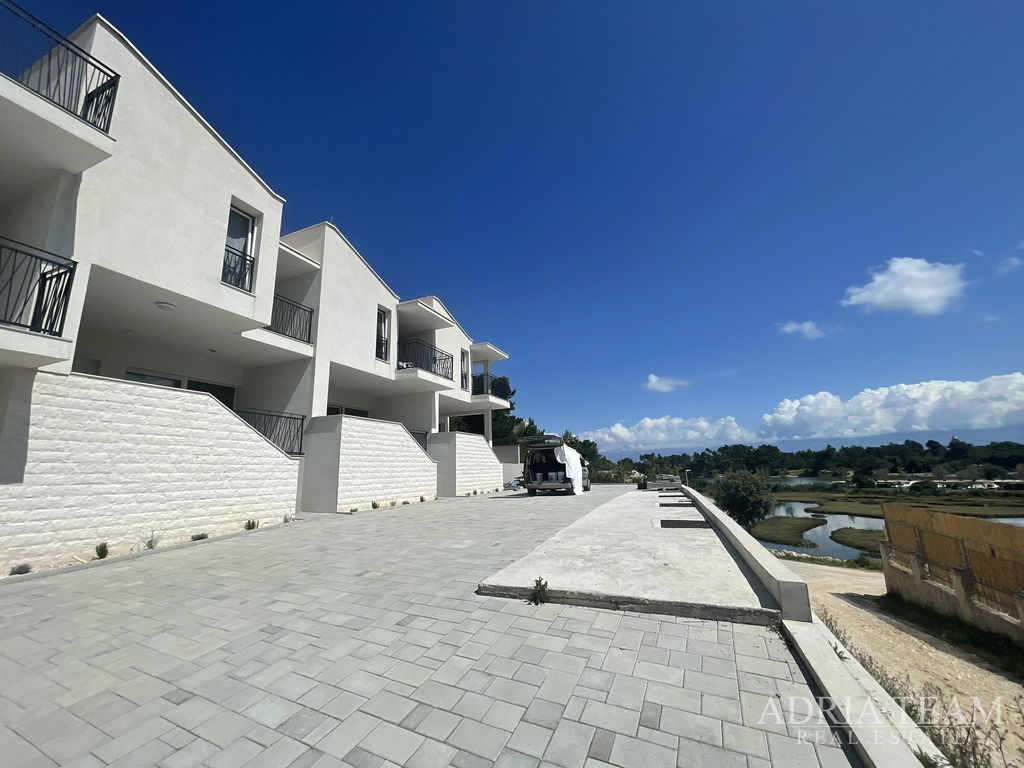 ŘADOVÝ DŮM, 50 m OD MOŘE, VÝBORNÁ POLOHA, NIN – ZATON