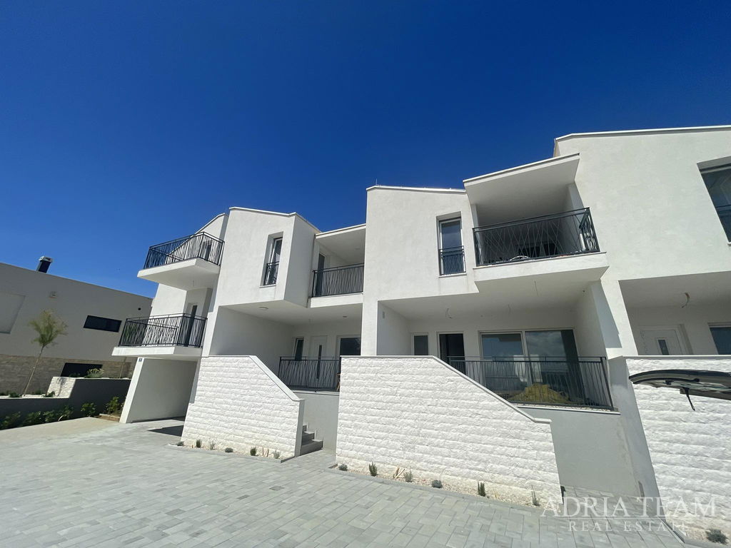 ŘADOVÝ DŮM, 50 m OD MOŘE, VÝBORNÁ POLOHA, NIN – ZATON