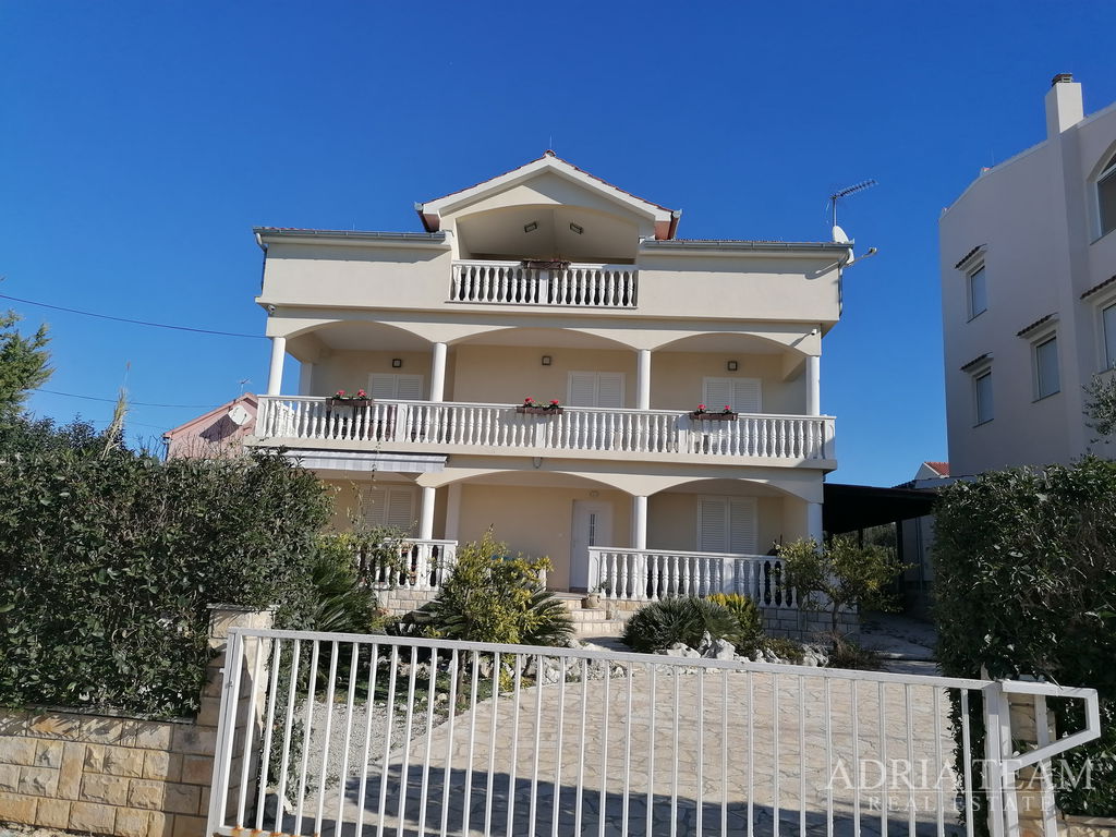 APARTMÁNOVÝ DŮM SE 3 APARTMÁNY, 120 m OD MOŘE - PETRČANE, ZADAR