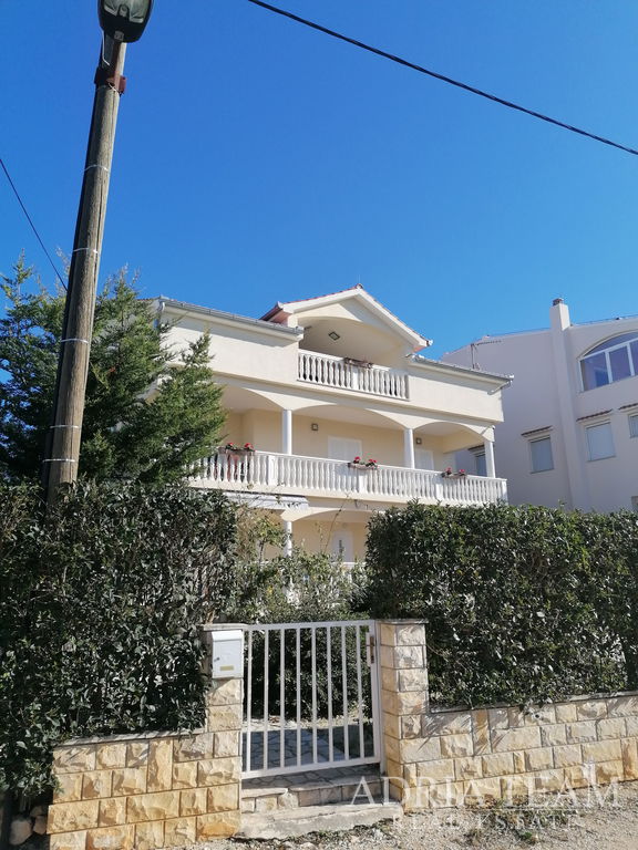 APARTMÁNOVÝ DŮM SE 3 APARTMÁNY, 120 m OD MOŘE - PETRČANE, ZADAR