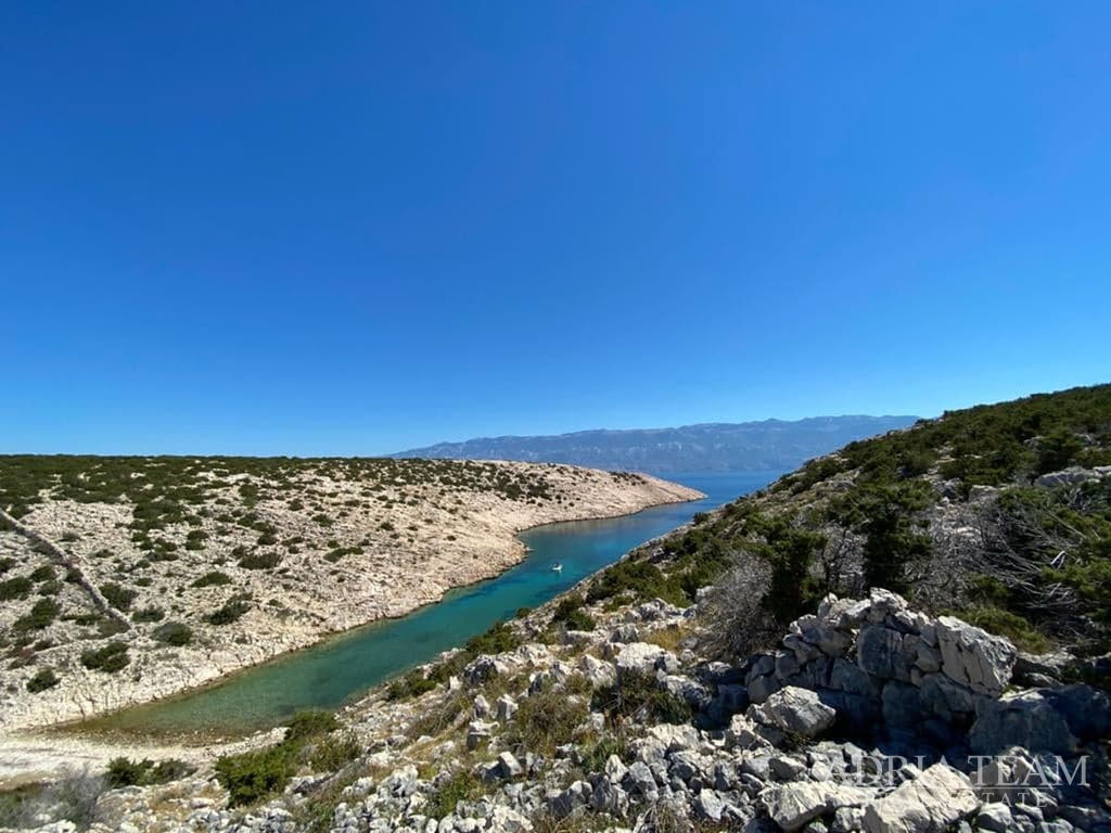 ATRAKTIVNÍ ZEMĚDĚLSKÝ POZEMEK 6 HA S HOSPODÁŘSKOU BUDOVOU – NOVALJA,PAG