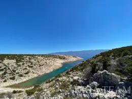 ATRAKTIVNÍ ZEMĚDĚLSKÝ POZEMEK 6 HA S HOSPODÁŘSKOU BUDOVOU – NOVALJA,PAG nemovitost na prodej