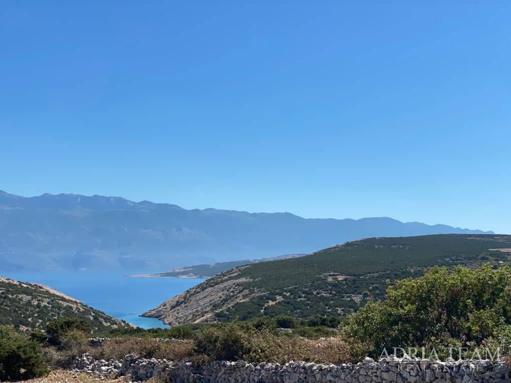 ATRAKTIVNÍ ZEMĚDĚLSKÝ POZEMEK 6 HA S HOSPODÁŘSKOU BUDOVOU – NOVALJA,PAG