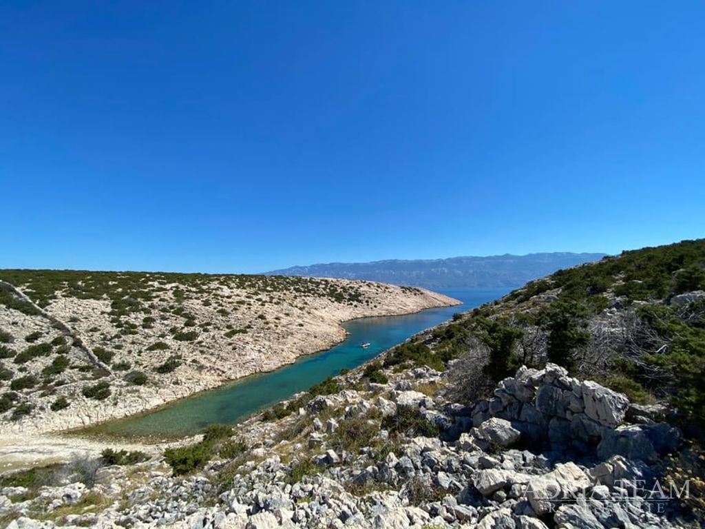 ATRAKTIVNÍ ZEMĚDĚLSKÝ POZEMEK 6 HA S HOSPODÁŘSKOU BUDOVOU – NOVALJA,PAG
